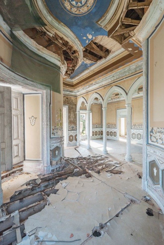 Интерьеры заброшенных дворцов Европы 