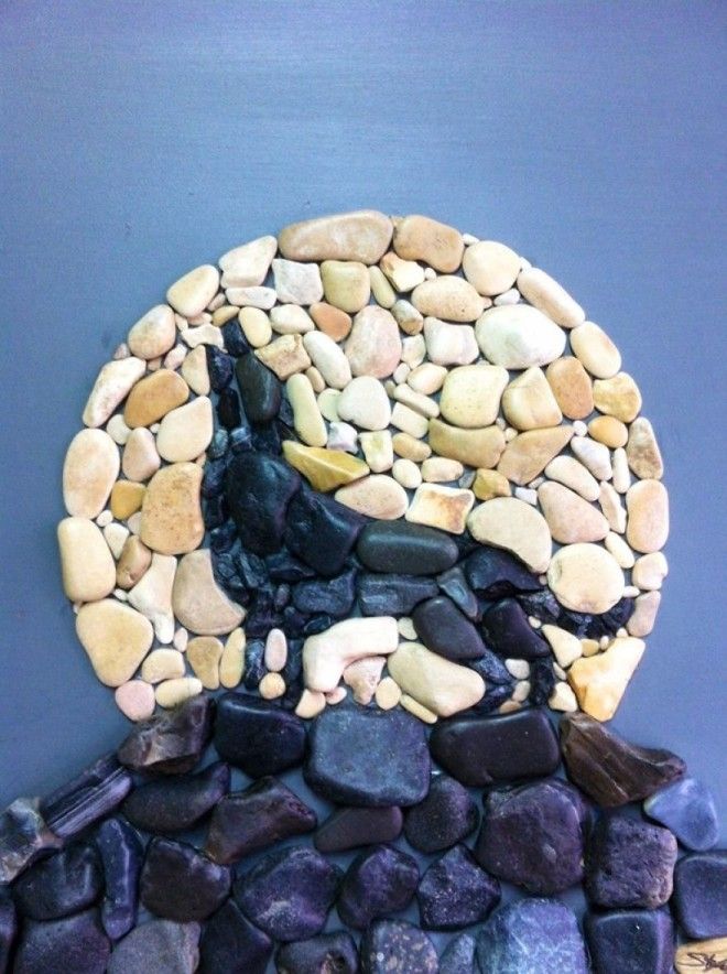 Художник составляет удивительно реалистичные картины из камней найденных на пляже