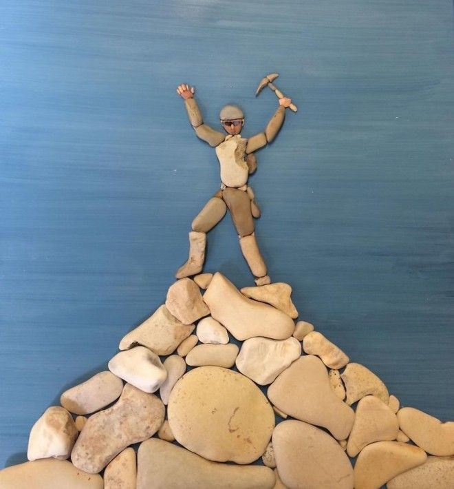 Художник составляет удивительно реалистичные картины из камней найденных на пляже