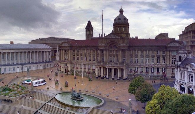 Бирмингем, Великобритания Солнечных часов за год: 1364 Два миллиона человек проживают в Бирмингеме, втором по величине английском городе. Местный климат тут средний по стране — мягкий и влажный, резких переходов практически не бывает. Как не бывает здесь и яркого солнечного света, к чему местные жители уже давно привыкли.