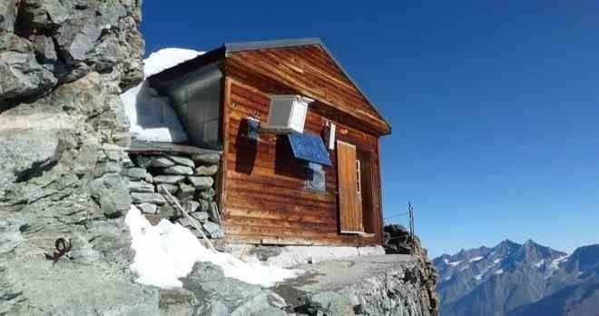 Вы видите эту маленькую точку в горах Там находится хижина Солвей горы хижина