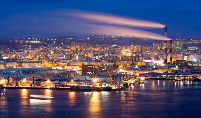 Мурманск, Россия Солнечных часов за год: 1715 Мурманск считается крупнейшим городом в мире, расположенным за Полярным кругом. Тем не менее погода здесь вовсе не так ужасна, как может показаться. Зимой температура может прогреться до -10 градусов Цельсия — вполне комфортный уровень. А вот ночь, длящаяся несколько месяцев в году, может стать настоящей проблемой для неподготовленной психики. В этот период солнце не появляется вовсе, наполняя даже дневные часы постоянным сумраком.