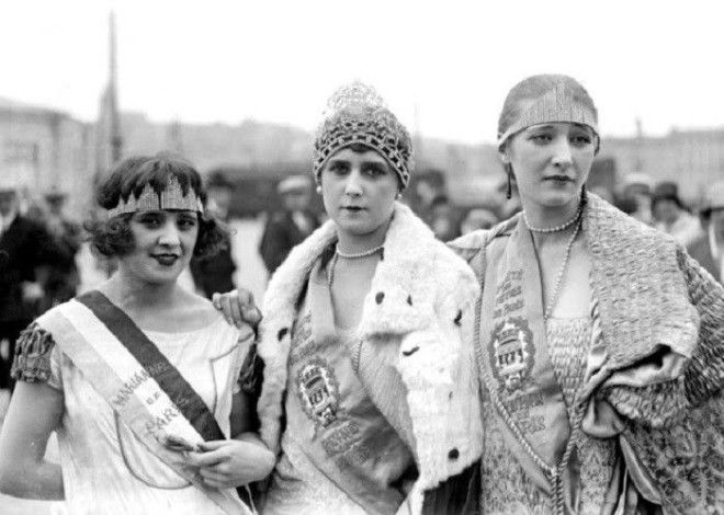 20 завораживающих чёрно белых фотографий из жизни парижан в 1920 х годах