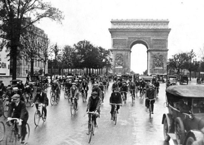 20 завораживающих чёрно белых фотографий из жизни парижан в 1920 х годах