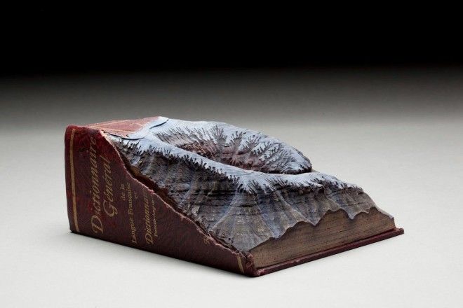 Скульптуры из старых книг от Гайя Ларами