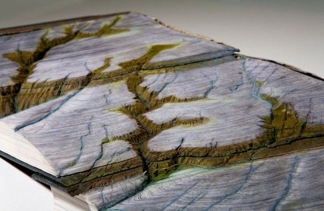 Скульптуры из старых книг от Гайя Ларами