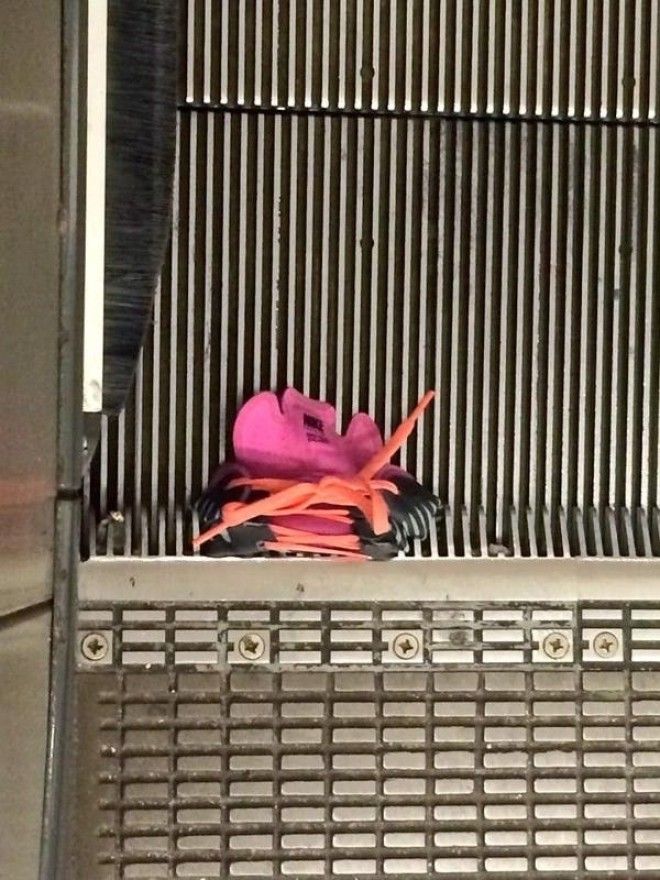 Несколько весомых причин до чертиков бояться эскалаторов ноги обувь эскалатор