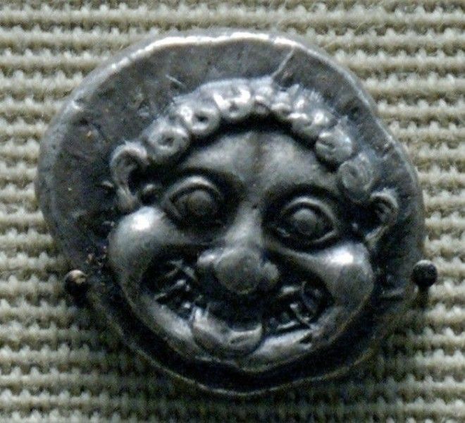 Голова Горгоны, афинская серебряная дидрахма, 520 г. до н.э. / Фото: http://cp14.nevsepic.com.ua Голова Горгоны афинская серебряная дидрахма 520 г до нэ Фото httpcp14nevsepiccomua