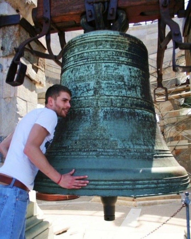 Колокол на вершине Пизанской падающей башни. | Фото: theculturemap.com. Колокол на вершине Пизанской падающей башни Фото theculturemapcom