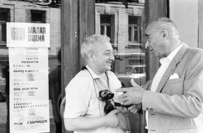 Главный режиссер Тбилисского театра марионеток беседует с артистом столичного театра им Вахтангова 1986 год