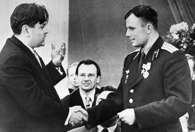 Герой Советского Союза приветствует первого космонавта СССР 1961 год