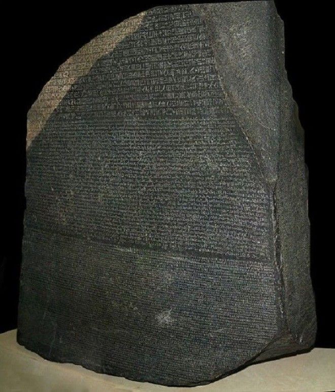 Розеттский камень ставший ключом к расшифровке египетских иероглифов Фото thevintagenewscom