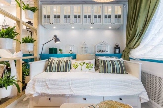 Полуоткрытый стеллаж может заменить стену и значительно позволит расширить пространство 