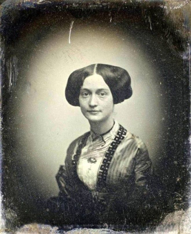 По негласно установленным правилам портрет юной девушки должен был отражать её скромность невинность и целомудрие