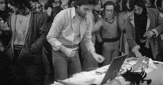 Художница стояла 6 часов смирно позволив зрителям творить с ней что угодно