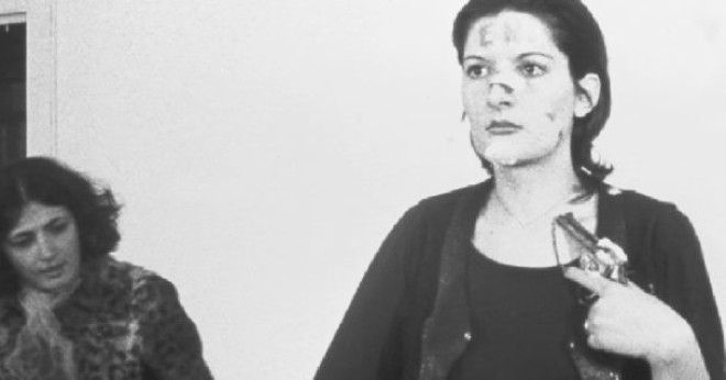 Художница стояла 6 часов смирно позволив зрителям творить с ней что угодно