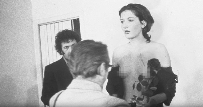 Художница стояла 6 часов смирно позволив зрителям творить с ней что угодно