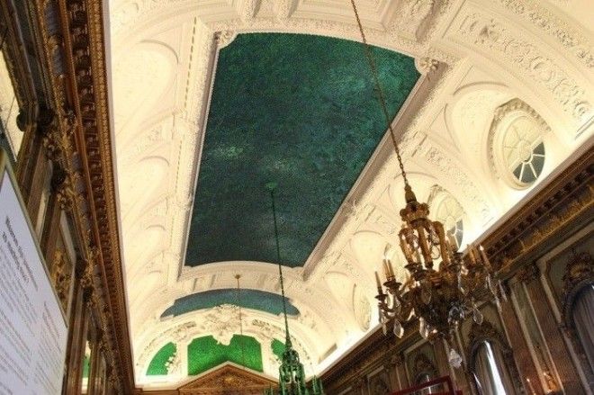 Потолок в зеркальной комнате дворца