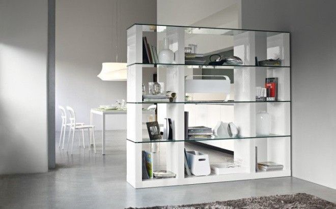 Гостиная комната и кухня оформленная в светлых нейтральных оттенках разделенная стеллажом который отлично вписывается в интерьер помещений