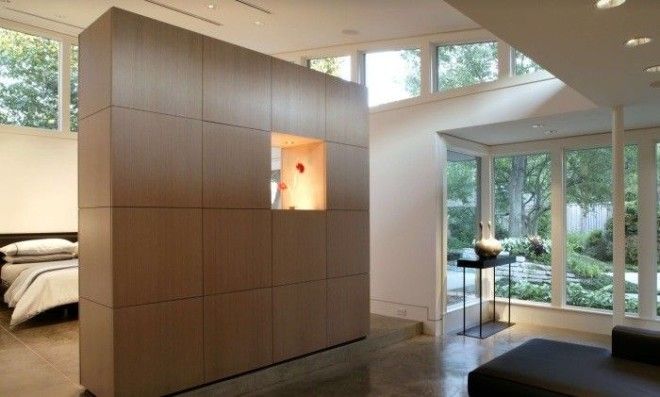 Модульный стеллаж из светлой породы древесины который может стать отличной межкомнатной перегородкой 