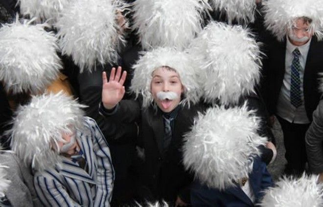 Больше всего людей, одетых, как Альберт Эйнштейн. Больше всего людей одетых как Альберт Эйнштейн