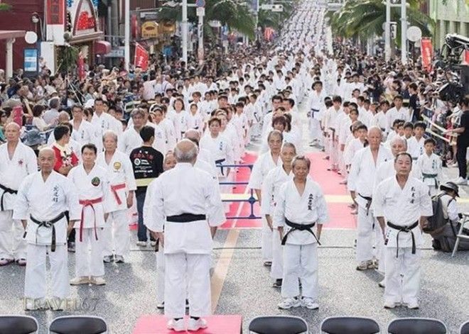 Больше всего людей, выполняющих ката. Больше всего людей выполняющих ката