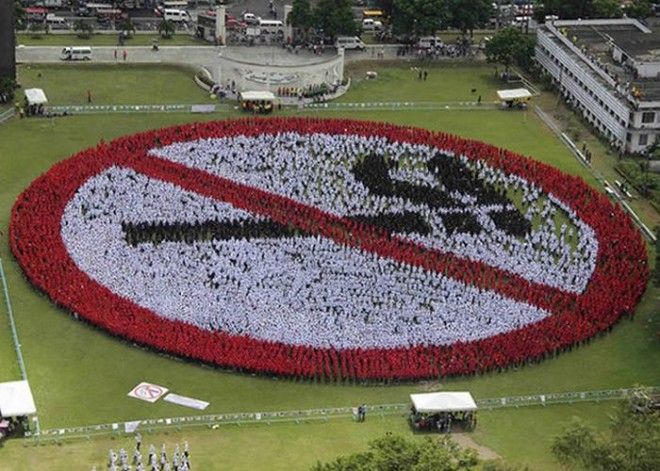 Самый большой знак «Курение запрещено» из людей. Самый большой знак Курение запрещено из людей