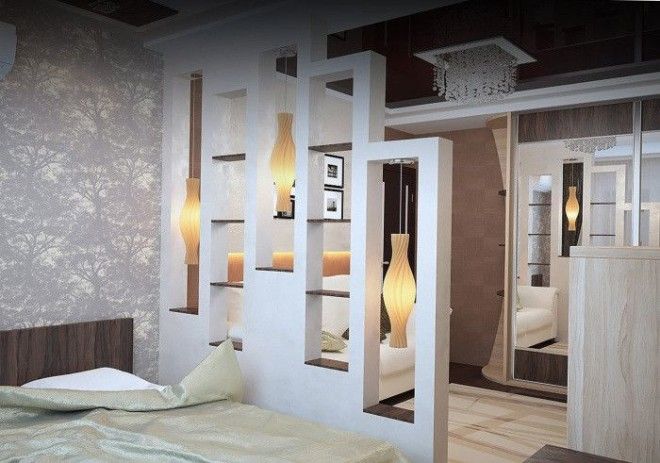 Спальная комната в нейтральных тонах разделенная гипсокартонным полуоткрытым стеллажомперегородкой 