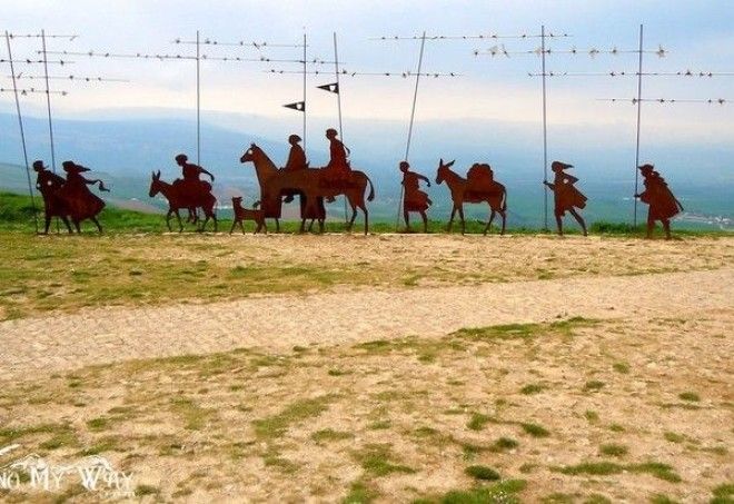 Памятник разным поколениям паломников по Camino de Santiago