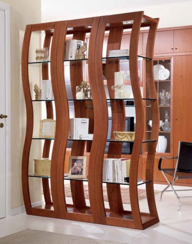 Волнистая конструкция классического деревянного стеллажа разделяющего межкомнатное пространство 