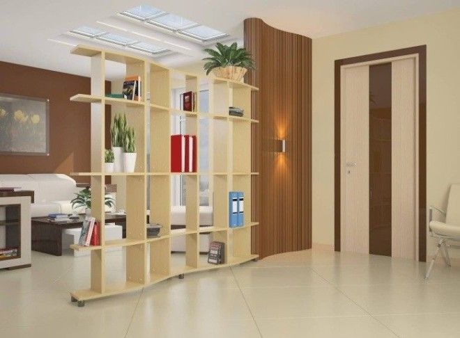 Великолепная гостиная комната с простыми и лаконичными деталями небольшим журнальным столиком и стеллажом разделяющим зону для отдыха от прихожей 