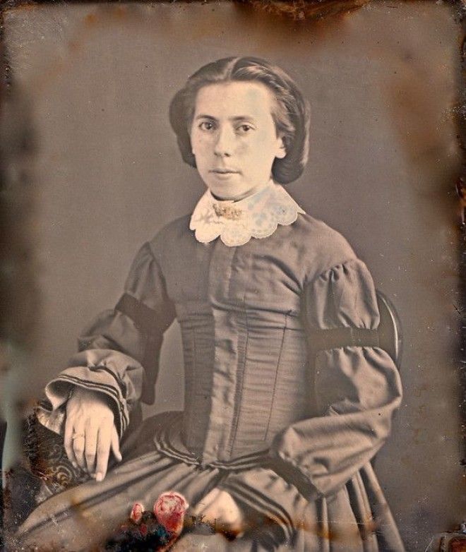 Сдержанные цвета платьев модницы освежали белоснежными воротничками и умело дополняли украшениями