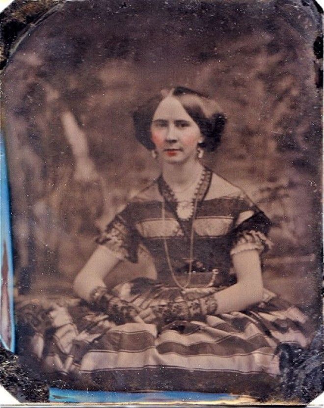 Когда юная особа вступала в возраст невесты волосы разделяли прямым пробором и гладко зачёсывали