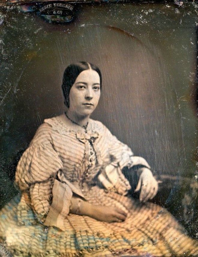 В моду входит силуэт песочные часы отсюда пышные и сложные рукава тонкая талия и огромная длинная юбка напоминающая колокол