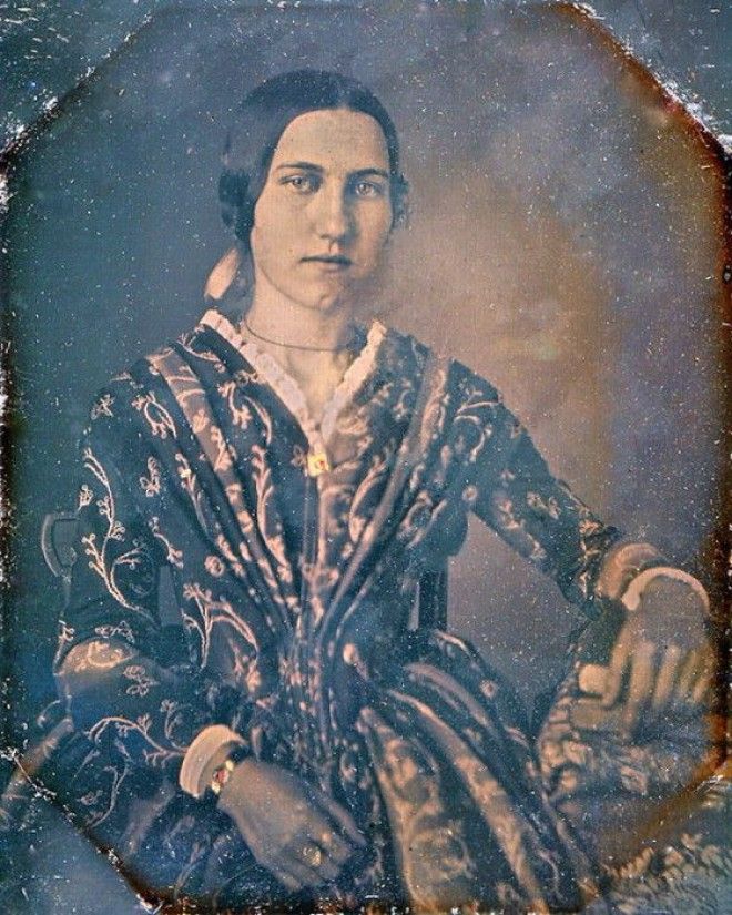 Молодая женщина в богатом наряде