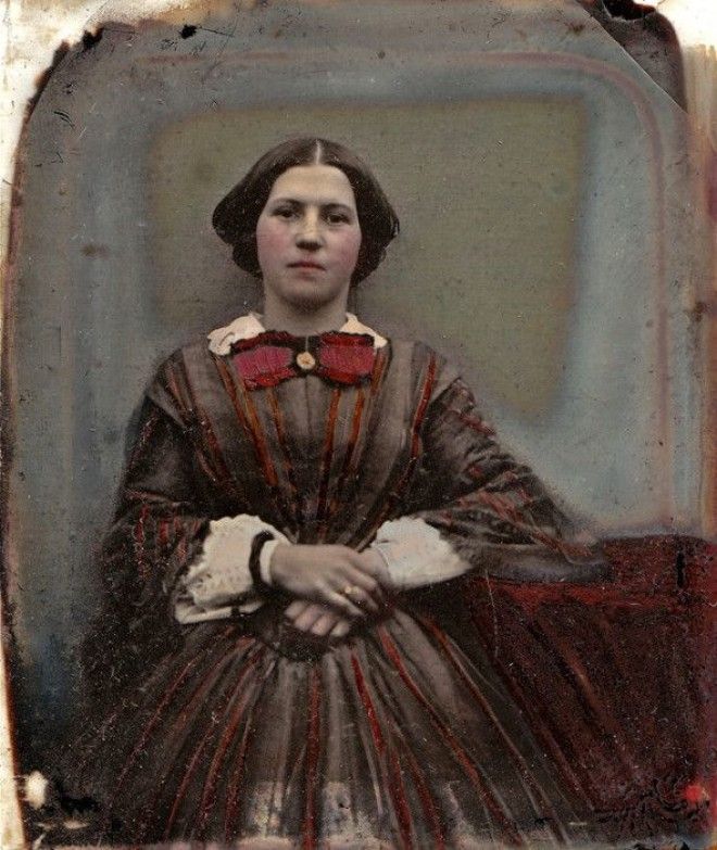 Платье тёмного цвета с бардовыми полосами и бантомброшью