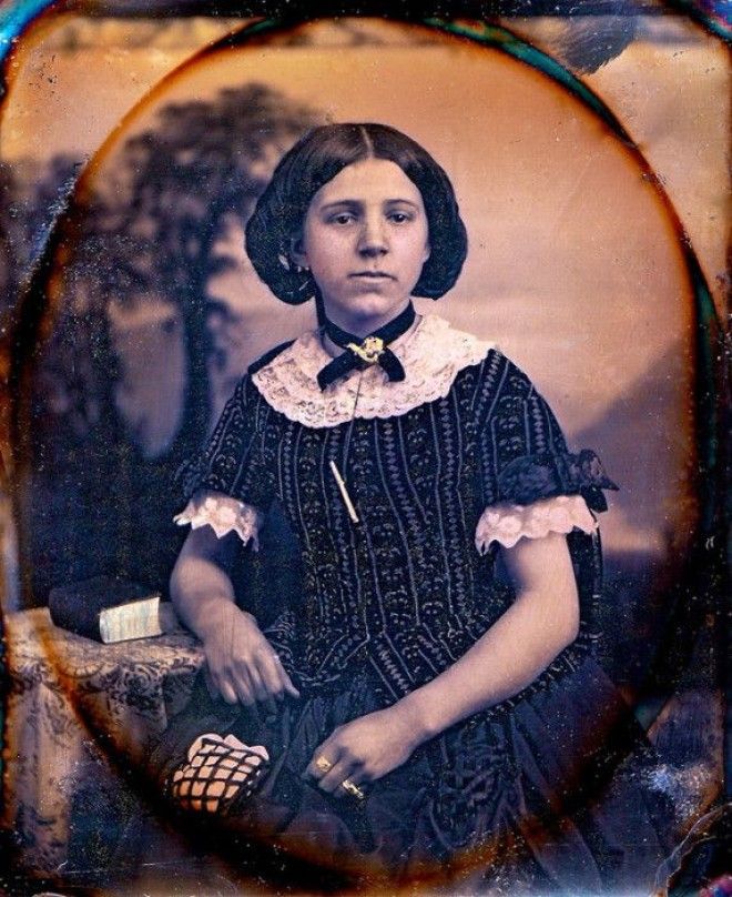 Девушка с веснушками в нарядном платье