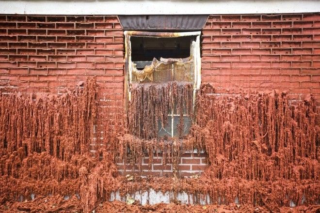 В руках этого британца дома тают летают и сползают к ногам прохожих