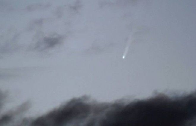 Кометы пролетающие недалеко от Земли несложно разглядеть в дневное время  главное дождаться нужного момента Например комета Макнота 2007 года была отлично видна днём как и комета Галлея в 1910 году