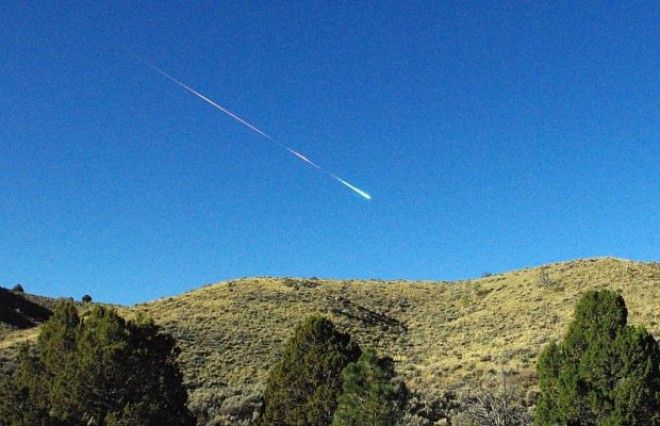 Метеоры  явление редкое и непредсказуемое но самые яркие из них хорошо видны в дневном небе Их даже снимают на видео как это было в одном из самых известных наблюдений в США в 1972 году