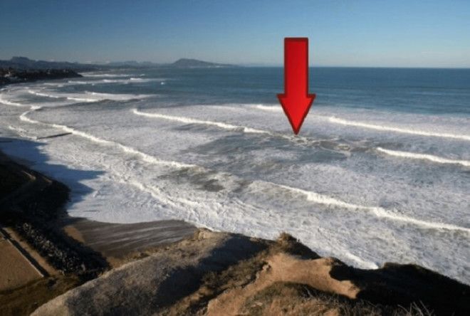 Люди отдыхают на пляже и даже не подозревают какая может быть опасность