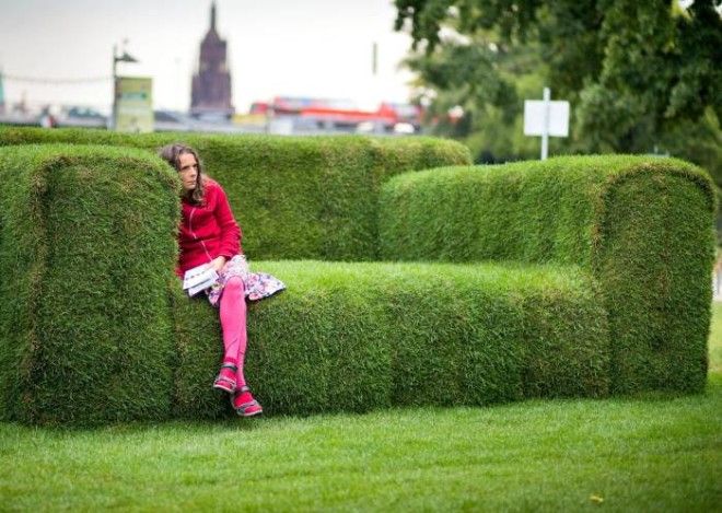 Мягкая скамейка увитая растениями 
