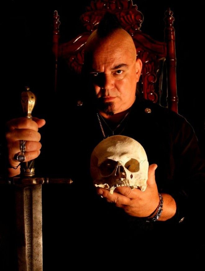 Историк и эксперт по орудиям пыток Стив Сантини. Фото: MediaDrumWorld.com