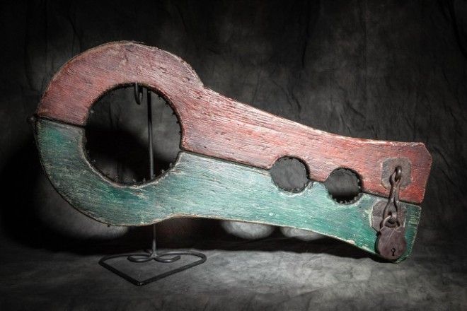 Колодки для стояния у позорного столба. Фото: MediaDrumWorld.com