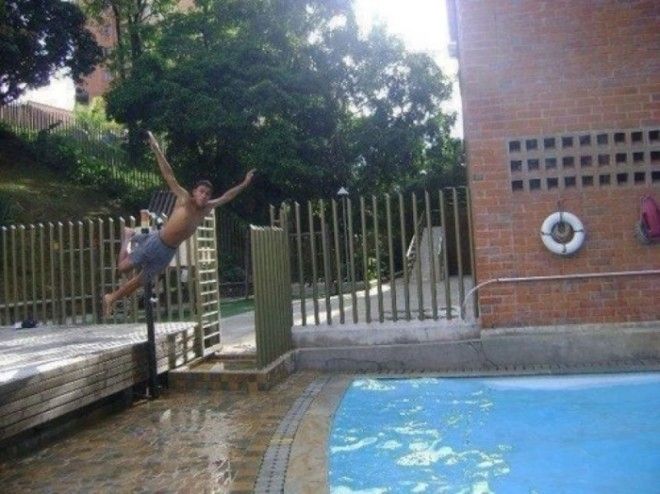 Интересно сколько переломов получит этот отчаянный ныряльщик