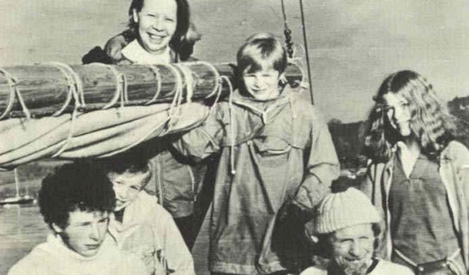 Семья Робертсон Целых 38 дней семья Робертсонов блуждала по морским просторам. Отец семейства, Дугал Роберсон, решил прокатить домочадцев: ведомый жаждой приключений, этот британский фермер вывел шхуну «Люсетта» и отправился в неизвестном направлении. Семнадцать месяцев веселая семейка бороздила мировой океан, не зная проблем. Но 15 июня 1972 года эти ребята повстречали стаю касаток. Киты напали на лодку и раскололи ее. Все семейство пересело в единственную шлюпку. Они выжили на дождевой воде и мясе черепах, которые в изобилии водились у Галапагосских островов. И все бы ничего — да лодка дала течь. Японские рыбаки сняли Робертсонов с почти утонувшего суденышка, разогнав перед этим целую стаю голодных акул.