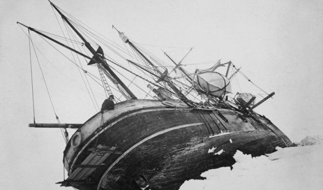 Экспедиция Endurance Эрнест Шеклтон не побоялся отправиться на покорение Южного полюса. Его группа из 28 человек должна была пройти весь континент и взойти на корабль, ожидающий их с другой стороны. Проблемы начались задолго до начала намеченного путешествия. Endurance Шеклтона застрял во льдах и людям пришлось воспользоваться спасательными шлюпками. По счастью, Шеклтон оказался не только опытным, но и везучим командиром: спастись удалось всем участникам рискованной затеи.