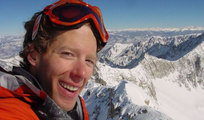 Ролстон А это тот самый парень, чья история легла в основу фильма «127 часов». Альпинист забрался высоко в горы, не предупредив о восхождении никого из знакомых. Когда камень придавил руку Ролстона, поймав его в ловушку, у парня оставалось лишь немного воды и еды. Прождав три дня, он принял решение ампутировать себе руку. Еще два дня ушло на безуспешные (и очень мучительные) попытки. На третий Ролстон догадался соорудить импровизированную пилу. А затем, альпинисту пришлось спускаться на 65 метров вниз, пользуясь только оставшейся конечностью. Невероятная сила воли!