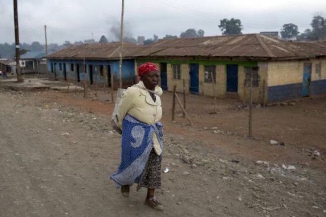 Одинокая женщина на улицах Карагочо