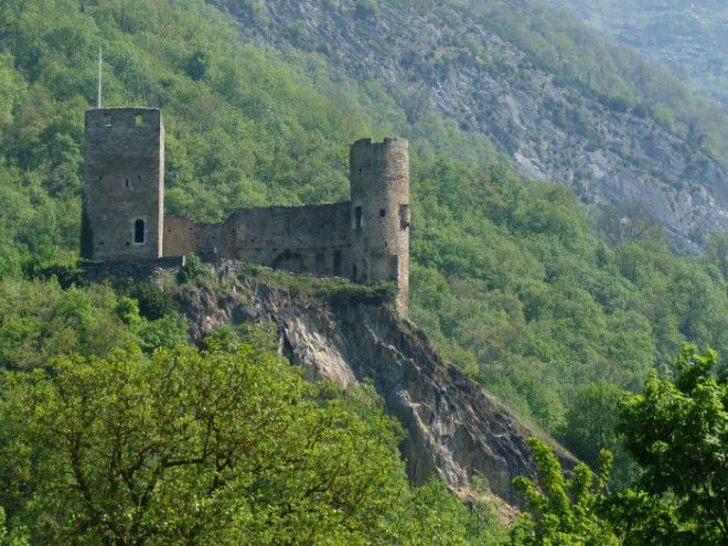 Развалины замка СенСавер Франция Фото detourspyreneenscom